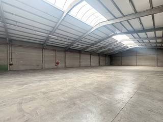 Magazijn van ca. 1.000 m² te huur regio Wielsbeke. Het magazijn beschikt over een sectionale poort en een gedeelde laadkade.Er zijn...