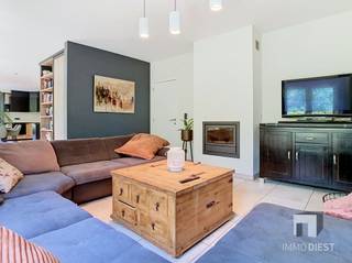 <p><span>Welkom in dit uitzonderlijk ruime en charmante landhuis in Paal, gelegen op een prachtig perceel van bijna 27 are en met maar liefst 259 m² bewoonbare oppervlakte. Deze woning combineert ruimte, comfort, energiezuinigheid en een heerlijke beleving buiten.</span></p><p><span>Binnen geniet u van een royale indeling met 5 ruime slaapkamers, waarvan één op het gelijkvloers en 4 op de verdieping. Ideaal voor een groot gezin, wie graag gasten ontvangt of nood heeft aan extra ruimte voor een bureau, hobbykamer of praktijk aan huis.</span></p><p><span>Het hart van de woning bevindt zich op het gelijkvloers, waar de stijlvolle open keuken en eetkamer, vernieuwd in 2019, meteen in het oog springen. De keuken is uitgerust met moderne inbouwapparatuur en kwalitatieve afwerkingen, en sluit naadloos aan op het terras en de tuin. De ruime woonkamer met grote raampartijen zorgt voor veel natuurlijk licht en creëert een warme, gezellige leefruimte.</span></p><p><span>Ook buiten heeft deze eigendom bijzonder veel te bieden. De verzorgde tuin vormt een echte oase van rust, met als absolute troef het verwarmde jetstream zwembad. Daarnaast is er een ruim terras, deels overdekt en deels open, waardoor u op elk moment van de dag kunt genieten van de zon of schaduw. De bijhorende weide is wolfsproof omheind en biedt mooie mogelijkheden voor wie houdt van dieren. De gemetste bijgebouwen, voorzien van 22 zonnepanelen, kunnen perfect dienst doen als stallen voor geiten, alpacas of andere (kleine) dieren.</span></p><p><span>Aan parkeerruimte is er geen gebrek: de woning beschikt over een garage met sectionale poort, een dubbele carport en meerdere parkeerplaatsen op de oprit. Er is ook een laadpaal aanwezig.</span></p><p><span>Naast ruimte en charme biedt deze woning ook heel wat modern wooncomfort. Dankzij de goede isolatie, vloerverwarming, zonneboiler, airco in de masterbedroom, centraal stofzuigersysteem, zonnepanelen en rolluiken geniet u van een aangenaam en energiezuinig binnenklimaat. Verder beschikt de woning over een badkamer met ligbad op de verdieping en een douchecabine met massagejets op het gelijkvloers.</span></p><p><span>Kortom: dit landhuis is een unieke kans voor wie op zoek is naar een ruime, goed gelegen landhuis met karakter, comfort en een prachtige buitenomgeving. Een ideale thuis voor wie houdt van natuur, privacy, dieren, ontspanning en levenskwaliteit.</span></p><p><span>Troeven van deze woning op een rijtje:</span></p><p><span>* 27 are terrein</span></p><p><span>* 259m² bewoonbare oppervlakte</span></p><p><span>* EPC B!</span></p><p><span>* 5 ruime kamers, waarvan 1 gelijkvloers</span></p><p><span>* Vloerverwarming</span></p><p><span>* Zonneboiler</span></p><p><span>* Airco in masterbedroom</span></p><p><span>* Verwarmd jetstream zwembad</span></p><p><span>* Wolfsproof omheinde tuin</span></p><p><span>* 22 zonnepanelen</span></p><p><span>* Laadpaal</span></p><p><span>* Regenwaterput van 10.000 l</span></p><p><span>* Centraal stofzuigersysteem</span></p><p><span>* Douchecabine met massagejets</span></p><p><span>* Rolluiken op de ramen</span></p><p><span>* Elektriciteit is conform</span></p><p><span>Boek snel een afspraak via wendy@immodiest.be of bel 013/31 25 22. We leiden jou graag met de glimlach rond in deze prachtige woning.</span></p><p><span> </span></p>