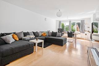 Dit gerenoveerd appartement is gelegen in het centrum van Retie.<br />De winkels, scholen, openbaar vervoer zijn allemaal op wandelafstand.<br /><br />We komen het appartement binnen via de traphal.<br />Op de eerste verdieping bevindt zich het appartement. We komen allereerst terecht in de hal waar zich het gastentoilet bevindt.<br />Daarna komen we in de ruime woonkamer terecht met een zit-en eethoek om daarna in de ruime keuken te komen met alle comfort.<br />De gerenoveerde badkamer is voorzien van een bad, douche en badmeubel.<br />Verder zijn er nog twee ruime slaapkamers aan de achterkant van het appartement.<br />Het appartement beschikt tevens over een klein terras.<br />De verkoop van dit appartement is inclusief een autostaanplaats.<br /><br />Kortom voor wie in het centrum van Retie wil wonen in een gerenoveerd appartement is dit een buitenkans !