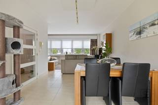 Deze woning verwelkomt u via een riante inkomhal met ingemaakte kasten. Hier bevinden zich een apart gastentoilet, de toegang tot de inpandige...