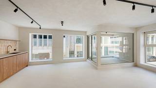 Stijlvol 3-slaapkamerappartement met terras en hoogwaardige afwerking gelegen op wandelafstand van de Zeedijk en het strand.<br />Ontdek dit prachtige, instapklare 3-slaapkamerappartement waar comfort, ruimte en kwaliteit centraal staan. Gelegen op een gunstige locatie biedt deze woning alles wat u zoekt voor modern en zorgeloos wonen.<br />Bij het betreden van het appartement wordt u verwelkomd in een lichtrijke leefruimte met een elegante afwerking en oog voor detail. De open, volledig uitgeruste keuken sluit naadloos aan op de eet- en zithoek, ideaal voor gezellige avonden en het ontvangen van gasten.<br />Het appartement beschikt over drie slaapkamers, perfect voor een gezin, of als tweedeverblijf. De badkamer met inloopdouche en ligbad is stijlvol ingericht met kwalitatieve materialen en voorzien van alle hedendaagse comfort.<br />Een absolute troef is het ruime terras waar u in alle rust kunt genieten van het buitenleven.<br />Troeven:<br />3 ruime slaapkamers<br />Hoogwaardige en duurzame afwerking<br />Lichtrijke leefruimte<br />Volledig uitgeruste keuken<br />Modern ingerichte badkamer<br />Aangenaam terras<br />Instapklaar<br />Energiezuinig<br />Dit appartement combineert luxe en functionaliteit op een uitstekende locatie. Ideaal voor wie op zoek is naar een kwaliteitsvolle woonst zonder zorgen.<br />Interesse? Neem vandaag nog contact op voor meer informatie of een bezichtiging!