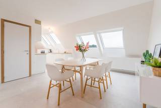 Ontdek Residentie De Hoppepresse, een kleinschalige en stijlvolle residentie in het hart van het charmante Proven, op slechts 7 km van Poperinge. Hier geniet je van de rust en landelijke charme van de Westhoek, met idyllische vergezichten over de hoppevelden — en dat in een comfortabel, energiezuinig en instapklaar appartement.

Dit instapklare appartement is volledig geschilderd en beschikt over een lichte, ruime woonkamer met open keuken, een bureau, een praktische berging, 2 slaapkamers, een badkamer en twee ruime zonneterrassen waar je volop van het buitenleven kan genieten.

Daarnaast is er mogelijkheid om een garagebox aan te kopen, ideaal voor wie comfort en gemak belangrijk vindt.

Of je nu op zoek bent naar een eigen woonst in een gezellige dorpskern of een interessante investering, dit appartement biedt het allemaal.

Benieuwd? Contacteer ons vandaag nog voor meer informatie of een bezoek ter plaatse.