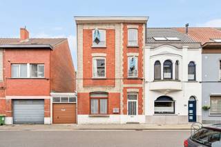 <p>Ontdek deze verrassend ruime studio met aparte slaapkamer, ideaal als eerste woning of investering. De lichtrijke open leefruimte met open keuken, het aparte toilet en de praktische indeling zorgen voor een aangenaam wooncomfort.<br /><br />De studio is op te frissen en biedt de perfecte kans om ze volledig naar eigen smaak in te richten. Bovendien is er geen renovatieverplichting, waardoor u zonder tijdsdruk kunt moderniseren.<br /><br />Een interessante opportuniteit op een uitstekende locatie!<br /><br />Meer info of plan je bezoek via denis@immobeguin.be of www.immobeguin.be</p>