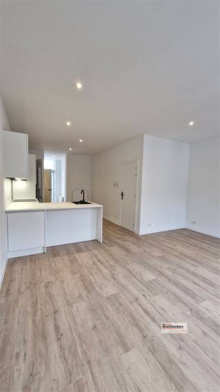 <p><span>Volledig gerenoveerd appartement op zeer centrale locatie met terras en 1 slaapkamer.</span></p><p><span> </span></p><p><span>Eerste bewoning na renovatie. </span></p><p><span>Overal dubbele beglazing. </span></p><p><span> </span></p><p><span>Indeling:</span></p><p><span> </span></p><p><span>op de tweede verdieping gelegen vinden we deze pas gerenoveerd appartement. Via de authentieke traphal komen we in de leefruimte op </span></p><p><span>vinylparket. Met een open keuken in de lichte leefruimte.  De keuken heeft een inductie-kookplaat, een vaatwasser, ijskast/diepvries, combi-oven</span></p><p><span>en een lavabo. Alle toestellen van Siemens. Achteraan is er een slaapkamer met aanpalende badkamer met inloopdouche. Er is een apart toilet en een</span></p><p><span>technische ruimte. Een terras op bankirai maakt het geheel af.</span></p><p><span> </span></p>
