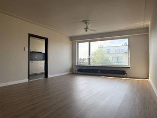 <p>Dit appartement in Schoten is gelegen op de 3de verdieping in een kleiner gebouw mét lift en een gemeenschappelijke tuin. Met een lichtrijke en ruime woonkamer, een volledig geïnstalleerde keuken, een apart gastentoilet, twee slaapkamers, een aparte wasplaats/berging én een kelderberging. De maandelijkse kosten zijn 150€ en zijn inclusief verwarming. EPC label B - 169kWh/m2. Een bezoek is enkel online aan te vragen.</p>