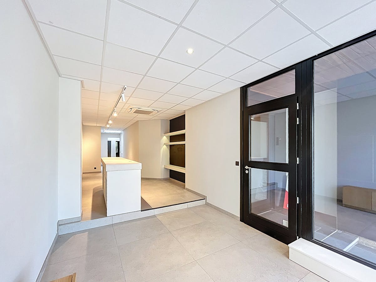 Moderne handelsruimte/kantoor te huur in het centrum van Eeklo - foto 4