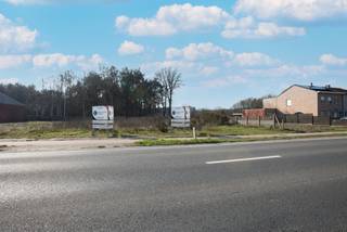 <p><span><strong>Bouwgrond van 422 m² voor halfopen bebouwing met een straatbreedte van 12 meter. Achteraan zicht op groen. Vlotte verbinding naar het centrum van Geel en andere omliggende gemeenten alsook met de autostrade E-313. Geen bouwverplichting!<br /><br />Ligging</strong><br />Gunstig en centraal gelegen bouwgrond in het centrum van Winkelomheide, op wandelafstand van lokale winkels, scholen, openbaar vervoer,... Het centrum van Geel bereikt u makkelijk met de fiets. Verder is er een vlotte verbinding met omliggende gemeenten en steden alsook de autostrade E-313.<br /><br /><strong>Beschrijving</strong><br />Op dit mooie perceel van 4a 22ca met een breedte van 12 meter en een diepte van 35,15 meter bouwt u uw ideale halfopen droomwoning. Dankzij de westelijke oriëntatie geniet u vanop het terras van de zalige avondzon. Gevelbreedte 9 meter en bouwdiepte tot 17 meter!<br />Achteraan geniet u van een mooi groen zicht. Het perceel is geschikt voor de bouw van een vrijstaande eengezinswoning met mogelijkheid tot complementaire functies aan het wonen, zoals kantoor, vrij beroep en dienstverlening. <br />De bouwvoorschriften en het verkavelingsplan kunt u bekijken via het tabblad "documenten".<br /><br /><em>Bijzondere informatieplicht: <span>woongebied, geen rechterlijke herstelmaatregel of bestuurlijke maatregel opgelegd, geen voorkooprecht ruimtelijke ordening, omgevingsvergunning voor verkavelen van gronden.</span></em></span></p>