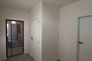 <strong>INDELING</strong><br /><strong>GELIJKVLOERS</strong><br />Inkomhal. Toiletruimte met handenwasser. Aparte bureauruimte.<br />Woonkamer met open keuken en trap naar de 1ste verdieping.<br />Keuken met keukeneiland, voorzien van volgende toestellen: inductie kookplaat, afzuigkap, combi-oven, koelkast en vaatwasmachine.<br />Achterinkom/wasplaats met uitgietbak en plaats voor de wasmachine, droogkast en aparte berging onder de trap.<br /><br /><strong>EERSTE VERDIEPING</strong><br />Overloop met vaste trap naar de zolderverdieping.<br />Toiletruimte. Badkamer met dubbel badkamermeubel, ligbad en ruime inloopdouche.<br />4 slaapkamers waarvan 1 met inloopdressing.<br /><br /><strong>ZOLDERVERDIEPING</strong><br />Ruime zolder op chape, dewelke naar eigen wensen verder af te werken/in te richten is, voorzien van condensatieketel voor de vloerverwarming en warmwaterbereiding, ventilatiesysteem type D.<br /><br /><strong>POSITIEVE ASPECTEN<br /></strong>Rustige ligging met éénrichtingsverkeer in het centrum van Wortel (Hoogstraten)<br />Volwaardige gezinswoning met voldoende ruime slaapkamers<br />Zolderverdieping naar eigen wensen in te richten<br />Op fietsafstand van centrum Hoogstraten (winkels, horeca, scholen,...)<br />Energiezuinige woning (E-peil: 18)<br /><br /><em>Buitengevel wordt nog geschilderd (voorbeeldfoto is van gelijkaardig project).</em><br /><em>Het project wordt gerealiseerd door LUDO VAN CALSTER BV.</em>