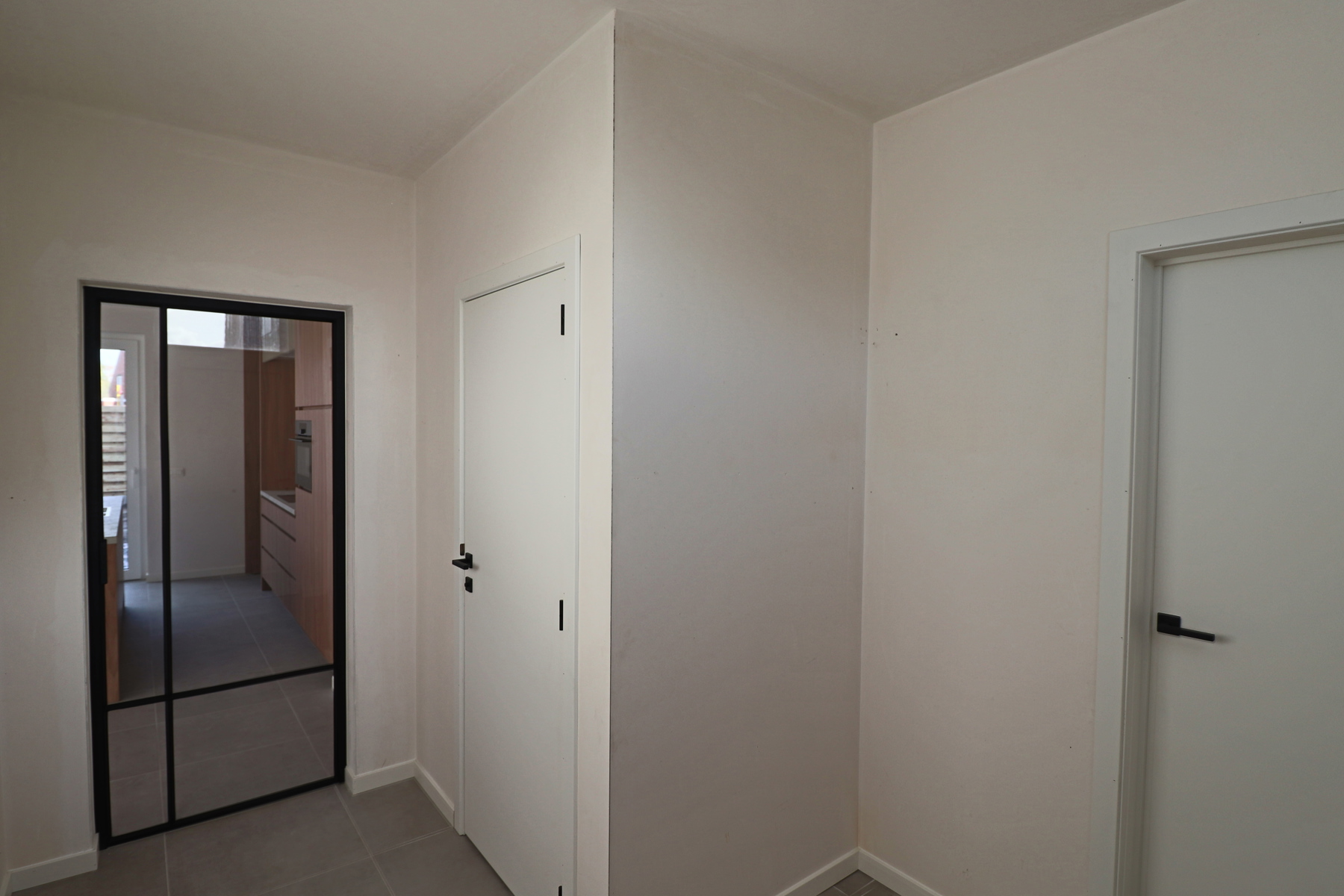 Ruime gezinswoning (ca 245 m²) met 4 slaapkamers op perceel van ca. 303 m². - foto 2