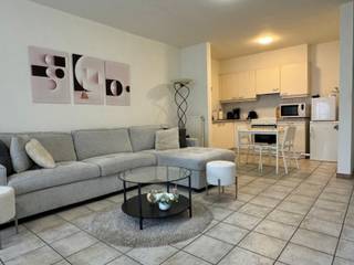 Centraal gelegen appartement met een ruime woonkamer, een open keuken, een berging met plaats voor wasmachine en droogkast, 1 slaapkamer van 13 m²...