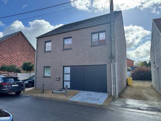Uitstekend gelegen recente woning gelegen in een doodlopende straat!Je komt de woning binnen in de inkomhal met apart toilet. De leefruimte is ruim...