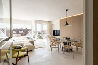 Prachtig appartement volledig gerenoveerd op een toplocatie op de Kustlaan, vlakbij de minigolf.
Indeling: inkomhal met gastentoilet en vestiaire. 
Heel lichtrijke ruime woon- en eetkamer met kastenwand en toegang tot het Zuidgerichte terras genietend van open zichten. 
Open geïnstalleerde keuken voorzien van alle apparatuur.
Berging met aansluiting voor wasmachine en droogkast.
Masterbedroom met ingemaakte kasten, douchekamer. 
2de ruime slaapkamer met douchekamer en ingemaakte kasten en apart toilet.
3de slaapkamer voor stapelbed.
Privatieve kelder. Gemeenschappelijke fietsenberging.
Mogelijkheid tot aankoop van garagebox in een residentie vlakbij.

