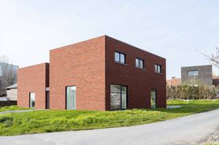 Energiezuinige nieuwbouwwoning (2025) met uitzonderlijke ruimte aan de jachthaven van KerkhoveDe woning is ideaal gelegen aan de jachthaven van...