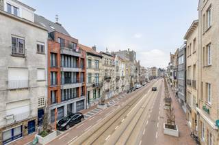 Bent u op zoek naar een ideale uitvalsbasis aan de Belgische kust? Dit instapklare en recente duplex appartement bevindt zich op een toplocatie in...