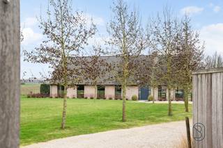 Welkom in deze unieke eigendom op een royaal perceel van maar liefst 6.339m².Hier geniet je van een zee aan ruimte, rust en privacy, omringd door...