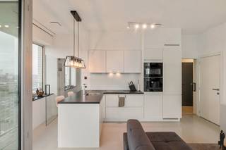 <strong>Wonen boven Antwerpen – Exclusief Panorama op de 19e verdieping</strong><br /><br />Op de 19e verdieping van Residentie Lichttoren bevindt zich dit uitzonderlijk en lichtrijk appartement met een adembenemend panoramisch uitzicht over Antwerpen.<br />De inkomhal geeft toegang tot een stijlvolle open leefruimte waar grote raampartijen het stadszicht centraal stellen. Aansluitend bevindt zich een inpandig terras, ideaal als beschutte buitenruimte in elk seizoen. De moderne open keuken is harmonieus geïntegreerd in het geheel. Het appartement beschikt over een ruime slaapkamer, een volwaardige badkamer en een privatieve berging op niveau -1.<br /><br /><strong>Bijzonderheden:</strong><br />- EPC score B<br />- Privatieve berging (-1)<br />- Autostaanplaats mee aan te kopen voor € 35.000