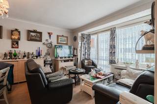 Ontdek dit lichtrijk en goed onderhouden appartement op de vierde verdieping van de Residentie Hilario te Oostende. Dit instapklare appartement geniet van een absolute toplocatie in het hart van het stadscentrum, met de zeedijk, het strand en alle nodige voorzieningen op wandelafstand.<br /><br />Indeling:<br />- inkomhal voorzien van vestiairekast<br />- leefruimte<br />- keuken uitgerust met gasfornuis en spoeltafel<br />- badkamer voorzien van een ligbad met douchescherm, badkamermeubel met dubbele lavabo, spiegelkast en aansluiting voor een wasmachine.<br />- slaapkamer 1 (11m²) met toegang tot het terras<br />- slaapkamer 2 ( 11m²)<br />- terras (5m²)<br />- berging<br />- afzonderlijk toilet<br /><br />Pluspunten:<br />- centrale ligging in het hartje van de stad<br />- vlakbij het strand<br />- terras (5m²)<br />- goed onderhouden residentie<br />- privatieve kelderberging<br /><br />Dit appartement is uiterst geschikt als vaste woonst of tweede verblijf, maar vormt door de trouwe huurders die er al 12 jaar wonen vooral een unieke kans voor investeerders. <br /><br />Bent u op zoek naar een centraal gelegen appartement te koop te Oostende? Contacteer ons voor een bezoek ter plaatse!<br /><br />Bestuursmaatregelen in het maatregelenregister: nee<br /><br />Deze AI-visualisaties zijn bedoeld als inspiratie. Er werd geen rekening gehouden met technische specificaties, stedenbouwkundige voorschriften of de concrete mogelijkheden tot realisatie.