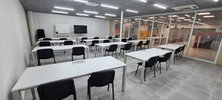 Bij Space2connect.be kan u terecht voor een werkplek of een volledig gemeubeld kantoor dat flexibel kan gehuurd worden vanaf 1 maand.<br /><br />Het kantoor kan naar wens ingericht worden met plaats voor 1 tot 8 personen. Ideaal voor een freelancer of een (opstartende) KMO. <br /><br />space2connect.be beschikt over een krachtig draadloos netwerk en print en scan mogelijkheden. <br /><br />De koffie, thee en water zijn in de huurprijs inbegrepen!<br /><br />Vergaderruimtes tot 40 personen beschikbaar.<br /><br />Kom even langs om de mogelijkheden te bespreken bij een tasje koffie.<br />Locatie: space2connect, statieplein 3, 2400 Mol<br />oppervlakte: 630m2 <br /><br />Maandelijkse huurprijs werkplek € 200 en kantoor € 500,