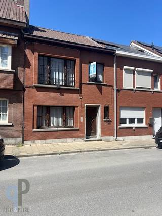 Breng een bezoek aan deze te renoveren, maar heel goed gelegen, ruime woning met een reeds vernieuwd dak. De woning omvat een inkomhall...