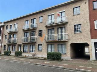 <p><span>LUXUEUS APPARTEMENT IN CENTRUM SCHOTEN MET HEDENDAAGSE UITSTRALING</span></p><p><span> </span></p><p><span>Dit prachtige appartement van 114 m² is gelegen in het hart van Schoten en biedt de perfecte combinatie van comfort, stijl en functionaliteit. </span></p><p><span> </span></p><p><span>INDELING EN RUIMTEN</span></p><p><span> </span></p><p><span>Het appartement beschikt over drie ruime slaapkamers die voorzien zijn van laminaat vloeren. De hoofd slaapkamer is bijzonder aantrekkelijk met toegang tot een privé balkon met prachtig uitzicht over de buurt. De tweede en derde slaapkamer bieden eveneens comfortabele verblijfsruimten.</span></p><p><span> </span></p><p><span>WOONKAMER EN EETGEDEELTE</span></p><p><span> </span></p><p><span>De open woonkamer en eetgedeelte is voorzien van parket en hebben grote ramen die volop daglicht binnenlaten met rolluiken.</span></p><p><span> </span></p><p><span>KEUKEN</span></p><p><span> </span></p><p><span>De keuken is modern en volledig ingericht met hoogwaardige inbouwapparatuur, waaronder een dubbele oven en voldoende opslagcapaciteit.</span></p><p><span> </span></p><p><span>BADKAMER EN SANITAIR</span></p><p><span> </span></p><p><span>Het appartement beschikt over één elegante badkamer met dubbele wastafel en luxe inrichting. Daarnaast is er nog een apart toilet en een functionele was/bergruimte.</span></p><p><span> </span></p><p><span> </span></p><p><span>- 3 slaapkamers voorzien van airco</span></p><p><span>- maandelijkse onkosten: 50€ ( synd., poetsen gang, onderhoud tuin, minuterie) </span></p><p><span>- beschikbaar vanaf 1 Febr. 2026</span></p>