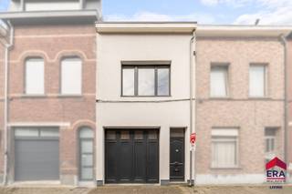 <p><strong>Ben je op zoek naar een gerenoveerde woning met 2 slaapkamers, inpandige (en hoge) garage met opslag- of hobbyruimte én zuidwest georiënteerde tuin nabij het centrum van Aalst? Gevonden!</strong><br />Nabij het centrum van Aalst vind je deze volledig gerenoveerde en meteen instapklare woning, waar ruimte, comfort en een uitstekende bereikbaarheid mooi samenkomen. De ligging is zonder twijfel een grote troef: openbaar vervoer, scholen en winkels bevinden zich op korte afstand en ook de aansluiting naar belangrijke verbindingswegen is bijzonder vlot. De woning onderging in 2022 grondige renovaties. Zo geniet je van een gunstig EPC-label B dankzij onder meer 20 cm dakisolatie, muurisolatie met crepi en een condensatieketel (2022). Ook de elektriciteit is conform tot 2047 en de woning beschikt over een asbestveilig attest, mede doordat het dak ondertussen vernieuwd werd. <br />Op het gelijkvloers bevindt zich een hoge inpandige garage die ruim genoeg is als werkplaats, atelier of bureauruimte, aangevuld met een praktische berging en wasplaats. Achteraan wacht een overdekt terras en een grote, afgesloten tuin waar je in alle rust kan genieten. Via de inkomhal bereik je de eerste verdieping met een lichtrijke woonkamer, eetkamer, aparte ingerichte keuken en een moderne badkamer met douche. Op de tweede verdieping bevinden zich twee slaapkamers. Ben je op zoek naar een instapklare woning op een centrale ligging in Aalst waar je zonder zorgen je intrek kan nemen? Contacteer ons dan snel voor een bezoek!</p>
