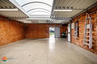 Op een uitstekende locatie te Koningshooikt bevindt zich deze leuke woning met 3 slaapkamers en een magazijn/loods van 300m² op een mooi perceel...