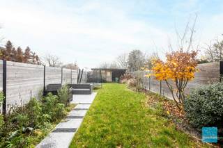 Instapklare, energiezuinige woning met zuidgerichte tuin en garage.Indeling: inkomhal, ruime, lichtrijke woonkamer, volledig geïnstalleerde keuken...