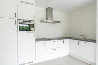 Net binnen de ring van Geel bevindt zich dit prachtige appartement met twee slaapkamers en een uitzonderlijk ruim terras.Via de inkomhal betreden we...