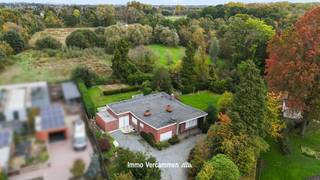 <p><span>Deze ruime, gelijkvloerse woning bevindt zich in een doodlopende straat, in een groene en rustige omgeving te Bonheiden. Een unieke opportuniteit voor wie op zoek is naar ruimte, privacy en rust.</span></p><p><span>De woning is gelegen op een prachtig perceel van maar liefst 2.478 m² en biedt tal van mogelijkheden om er een hedendaagse, comfortabele thuis van te maken.</span></p><p><span>De praktische indeling omvat een inkomhal, een ruime living met eetkamer, een keuken en een lichtrijke veranda met een prachtig uitzicht op het achterliggende groen. Verder beschikt de woning over twee ruime slaapkamers, een badkamer, een berging/wasplaats en een garage.</span></p><p><span>Eén van de absolute troeven is de groene omgeving, waar u in alle rust kunt genieten van de natuur en het open zicht op de achterliggende weilanden.</span></p><p><span>Ondanks de rustige ligging geniet u bovendien van een uitstekende bereikbaarheid, waardoor winkels, voorzieningen en belangrijke verbindingswegen vlot bereikbaar zijn.</span></p><p><span> </span></p><p><span>Renovatieplicht EPC: binnen 6 jaar na aankoop = verplichte renovatie tot label D of beter.</span></p><p><span> </span></p>