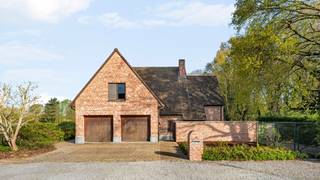 In een groene, bosrijke en bijzonder rustige omgeving bevindt zich dit stijlvolle en oerdegelijk gebouwde landhuis aan de Aanhofstraat 46...