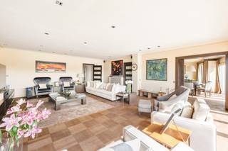 Stijlvol gerenoveerde penthouse van ca. 229 m² met uitzonderlijke volumes op toplocatie in Antwerpen<br /><br />Op een uitstekende locatie aan de Frankrijklei bevindt zich dit volledig gerenoveerde appartement van ca. 229 m², gelegen op de negende verdieping van een verzorgd gebouw. Dankzij de combinatie van royale leefruimtes, hoogwaardige afwerking, overvloedige lichtinval en een indrukwekkend uitzicht over de stad, biedt deze eigendom een bijzonder wooncomfort in het hart van Antwerpen.<br /><br />Bij het binnenkomen wordt meteen duidelijk dat ruimte hier centraal staat. De indrukwekkende leefruimte geniet van grote raampartijen die zorgen voor een aangename openheid en een prachtig panoramisch zicht op de Antwerpse skyline. De ruime woonkamer is volledig voorzien van een prachtige parketvloer, een open haard die terug functioneel kan worden gemaakt en airconditioning. Deze vloeit naadloos over in de eetkamer, waardoor een ideale omgeving ontstaat om zowel dagelijks te genieten als gasten te ontvangen. Ook de eetkamer werd voorzien van dezelfde mooie parketvloer, baadt in een zee van licht en biedt eveneens een prachtig ver zicht in de stad.<br /><br />De volledig vernieuwde keuken werd praktisch en stijlvol ingericht met kwalitatieve inbouwtoestellen, veel bergruimte en een tijdloos design dat perfect aansluit bij het karakter van het appartement. Eventueel is er een mogelijkheid om hier ook een open keuken van te maken indien gewenst dat aansluit bij de eetkamer.<br /><br />Het slaapgedeelte omvat drie ruime slaapkamers, rustig gelegen aan de achterzijde van het gebouw. De master bedroom beschikt over royale afmetingen en maatwerk kasten, en heeft directe toegang tot de comfortabele badkamer uitgerust met ligbad, inloopdouche, dubbele wastafel en toilet. Een tweede badkamer met douche en lavabo biedt extra comfort voor bewoners en gasten.<br /><br />Een bijkomende troef is het aangename balkon, waar u in alle rust kunt genieten van het prachtige uitzicht over de stad.<br /><br />Verder beschikt het appartement over een privatieve kelderberging, inbegrepen in de verkoopprijs. Een ondergrondse autostaanplaats kan afzonderlijk worden aangekocht voor<strong> € 50.000.</strong><br /><br />Centrale ligging met uitstekende bereikbaarheid:<br /><br />De ligging is zonder twijfel een van de grootste troeven van deze eigendom. Gelegen op de Frankrijklei woont u op wandelafstand van winkels, restaurants, gezellige cafés, culturele hotspots en het historische stadscentrum. Openbaar vervoer bevindt zich letterlijk voor de deur, terwijl de belangrijkste invalswegen en autosnelwegen vlot bereikbaar zijn. U geniet hier van het comfort van wonen midden in de stad, gecombineerd met de rust, het licht en het uitzicht die dit appartement zo bijzonder maken.<br /><br />Troeven:<br />-Zeer gunstig EPC (B)<br />-Topligging midden in het centrum<br />-Volledig gerenoveerd<br />-Mogelijkheid tot aankoop autostaanplaats (50 000euro)<br />-Kelderberging inbegrepen<br /><br />Een unieke opportuniteit voor wie op zoek is naar een instapklaar appartement met uitzonderlijke volumes, een hoogwaardige renovatie en een absolute topligging in Antwerpen.