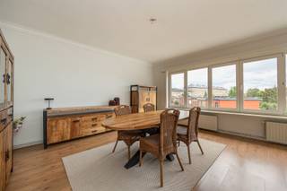 <p><span>Zoek je een zorgeloos en energiezuinig appartement voor jezelf, of een slimme vastgoedinvestering met een mooi verhuurrendement? Dit appartement op de 2e verdieping van Paasbloemstraat 31 biedt exact wat je zoekt!</span></p><p><span>De highlights:</span></p><ul><li><span>Gunstig EPC B-label:</span><span> Energiezuinig en 100% zorgeloos wonen zonder renovatieplicht.</span></li><li><span>100% Instapklaar:</span><span> Uitstekend onderhouden en direct klaar voor verhuis of verhuur.</span></li><li><span>Ideale investering:</span><span> Hoge verhuurbaarheid op een gegeerde locatie.</span></li><li><span>Sleutelkenmerken:</span><span> 2 ruime slaapkamers, uitgeruste keuken </span></li><li><span>Geen gemeenschappelijke kosten</span></li><li><span>Geen lift</span></li></ul><p><span>Indeling: Via de inkomhal kom je in de lichte leefruimte met grote raampartijen. De aansluitende keuken is voorzien van alle nodige toestellen. Verder beschikt het appartement over twee volwaardige slaapkamers, een badkamer met douche en toilet. Dankzij het uitstekende EPC B-label geniet je van lage energiekosten en een hoog comfort.</span></p><p><span>Buurt: Rustig gelegen in Merksem met winkels, scholen en openbaar vervoer op wandelafstand. Bovendien heeft het pand een vlotte verbinding naar het centrum van Antwerpen en de Antwerpse Ring.</span></p><p><span>Interesse in een bezoek? Neem contact op via 03/646.66.55 of lynn@sinjoor.be!</span></p>