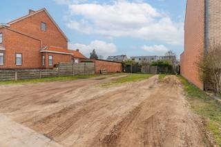 Dit mooi, ruim perceel voor half open bebouwing van 469m² is gelegen in het centrum van Dessel.Troeven:- Gronddiepte 44 meter- Winkels op...