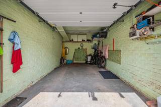 Ruime garagebox met betonnen dak, sectionaalpoort, elektriciteit en verlichting. Voorzien van zonnepaneel (± 45 kilowatt) en kleine batterij (±...