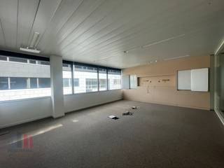 Instapklaar kantoor met een oppervlakte van 510 m² te huur in het prestigieuze businesspark "West End" op amper 1 km van het knooppunt R0/E40...