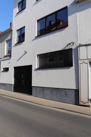 <p><span>Kantoorruimte met uitstekende ligging in Wetteren centrum. <br />Op 200 meter van Markt Wetteren. <br />Kan afgesloten worden in 2 delen. <br />Toilet met lavabo en douche. <br />Gezellig terras. </span></p><p><span> </span></p><p><span>CV met aardgas. </span></p><p><span>EPC label C (komt overeen met label B voor een woning). <br />+ €80,00/maand gemeenschappelijke kosten (met inbegrip van voorschot aardgas en onderhoud CV-ketel). <br />Dit kantoor is beschikbaar vanaf heden.</span></p>