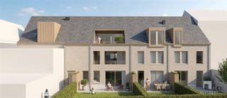 <h2><span>Nieuwbouwwoning met tuin, carport en berging in hartje Diest</span></h2><p><span>Bent u op zoek naar een </span><span>energiezuinige woning</span><span> op een centrale ligging in Diest? Dan is deze woning in het woonproject </span><span>Den Boom</span><span>, gelegen in de </span><span>Statiestraat te Diest</span><span>, absoluut het ontdekken waard.</span></p><p><span>Deze woning combineert modern wooncomfort met een praktische indeling, een eigen buitenruimte én een uitstekende bereikbaarheid. Dankzij het lage E-peil en de doordachte architectuur is dit een toekomstgerichte woonoplossing voor jonge starters, gezinnen én investeerders.</span></p><p><span>Ligging:</span><span> Het project is gelegen op wandelafstand van het station van Diest en vlak bij de nieuwe gezondheidscampus. Dat maakt deze woning bijzonder interessant voor pendelaars, jonge professionals en gezinnen. Winkels, scholen, horeca, sportfaciliteiten en ontspanningsmogelijkheden bevinden zich in de nabije omgeving. Ook liefhebbers van groen komen hier aan hun trekken dankzij de nabijheid van het provinciedomein De Halve Maan en het Webbekoms Broek.</span></p><p><span>Indeling:</span><span><br />Op het gelijkvloers beschikt de woning over een inkomhal met apart toilet, een woonkamer met eetplaats en een leefkeuken achteraan, met zicht op en toegang tot het terras en de tuin.</span></p><p><span>Op de verdieping vindt u een nachthal, drie slaapkamers waarvan één met dressing, een badkamer en een praktische berging/wasplaats.</span></p><p><span>Daarnaast is er een zolderverdieping, bereikbaar via een vaste trap, die nog verder ingericht kan worden naar eigen wens.</span></p><p><span>Buiten geniet u van een terras en een gezellig tuintje met toegang tot de tuinberging en carport. De carport is toegankelijk met de wagen via de Valleilaan.</span></p><h2><span>Troeven</span></h2><ul><li><span>Comfortabel en energiezuinig wonen in een duurzaam woonproject</span></li><li><span>Gezond binnenklimaat, uitstekende isolatie en warme uitstraling</span></li><li><span>E-peil van maximaal 20</span></li><li><span>Ventilatie, vloerverwarming en vloerkoeling op basis van een lucht/water-warmtepomp</span></li><li><span>Terras en stadstuin</span></li><li><span>Carport en aanpalende tuinberging inbegrepen</span></li><li><span>Vaste trap naar de zolder, met mogelijkheid tot verdere inrichting</span></li><li><span>Centrale ligging op wandelafstand van station en gezondheidscampus</span></li><li><span>Groene omgeving vlak bij De Halve Maan en het Webbekoms Broek</span></li><li><span>Interessant voor eigen bewoning én als investering</span></li><li><span>Aankoop aan 6% btw mogelijk indien u zelf aan de wettelijke voorwaarden voldoet</span></li><li><span>Ook investeerders/verhuurders kunnen onder bepaalde voorwaarden aan 6% btw kopen</span></li></ul><p><span> </span></p><p><span>Diest combineert historische charme met een sterke lokale dynamiek, goede bereikbaarheid en een groeiende vraag naar kwalitatieve, energiezuinige woningen. Daardoor is deze woning niet alleen aantrekkelijk om zelf in te wonen, maar ook als waardevaste investering.</span></p><p><span>Dankzij de duurzame bouwtechniek, lage energiekosten, centrale ligging en praktische indeling is dit een woning die klaar is voor de toekomst.</span></p><p><span>Vermelde prijzen zijn excl. kosten zoals notaris, btw en registratierechten, en incl. carport en tuinberging.</span></p><p><span>Meer informatie te verkrijgen bij </span><span>Immo Diest</span><span>.<br />Bel ons gerust op: </span><span>013 31 25 22</span><span>.</span></p><p><span> </span></p><p><span>Renders en visualisaties zijn illustratief bedoeld.</span></p><p><span> </span></p>