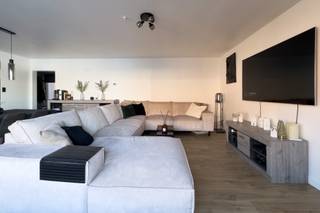 Bent u op zoek naar een instapklaar appartement met hoogwaardige afwerking in een rustige, groene omgeving? Dan is dit zeker iets voor u!<br /><br /><u><strong>Voor meer info: kubra@ocvastgoed.be of 0465 08 41 48! </strong></u><br /><br />Dit volledig gerenoveerde appartement (2019) ligt op een uitstekende locatie, nabij de E34 en E17 voor een vlotte verbinding, met supermarkten en een basisschool op wandelafstand van uw deur.<br /><br />Bij de renovatie werd gekozen voor moderne, kwalitatieve materialen en afwerking. De Dovy-keuken is voorzien van hoogwaardige toestellen (oven, combi-oven met warmhoudlade), een keramisch werkblad en veel opbergruimte. De badkamer werd stijlvol afgewerkt met een regendouche, ligbad en lavabo met opbergruimte. De parlofonie werd in 2025 volledig vernieuwd, en ook de gemeenschappelijke garage (met code) werd dat jaar geïsoleerd.<br /><br />De inkomhal leidt naar een lichtrijke leefruimte, aansluitend aan het terras met vrij, landelijk uitzicht dat blijvend behouden blijft. Het appartement beschikt over twee ruime slaapkamers, een apart toilet en een praktische berging met aansluiting voor wasmachine en droogkast.<br /><br />Deze instapklare woning combineert modern comfort met een rustige, groene omgeving en beschikt bovendien over een autostaanplaats in een afgesloten garage. Bij de aankoop van dit appartement dient er nog een ondergrondse staanplaats afzonderlijk aangekocht te worden.<br /><br />Bruikbare vloeroppervlakte (opgemeten volgens EPC) : 102 m2. <br />Bruto vloeroppervlakte (volgens kadastrale legger) 118m2.<br /><br />Stedenbouwkundige inlichtingen: in aanvraag 05/01/2026<br />Geen risicozone overstromingsgevoelig gebied. P-score = D, G-score = B, geen renovatieverplichting <br />Elektriciteit conform <br />EPC: 102 kWh (B)