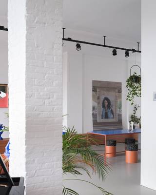 <strong>Architecturale en lichtrijke loft op een boogscheut van Centrum Gent.</strong><br /><br /><em>Voor meer informatie, mail naar info@carloeggermont.be</em><br /><br />Deze architecturale loft combineert een uitgesproken industrieel karakter met instapklaar comfort.<br /><br />Het open concept en de hoge plafonds zorgen voor een uitzonderlijk ruimtelijk gevoel en een overvloed aan lichtinval.<br /><br />Momenteel beschikt de loft op heden over één slaapkamer, met behoud van de royale open leefruimte en de kwalitatieve Bulthaup-keuken.<br /><br />Een central blok vormt een subtiel scheidend volume tussen de keuken en de slaapruimte van de leefzone. In dit volume werd doordacht een smaakvolle badkamer ingericht die voorzien is van een dubbele douche, ligbad en wastafel.<br /><br />Daarnaast is er een vestiairegedeelte, een gastentoilet en een aparte berging met aansluiting voor wasmachine en droogkast.<br /><br />Deze bijzondere plek deed vroeger dienst als atelier van kunstenaar Wim Delvoye, wat vandaag nog voelbaar is in enkele elementen, waaronder de karaktervolle stalen deur.<br />Als extra troef laat de loft toe te voorzien in een tweede slaapkamer.<br /><br /><strong>Een unieke woonbeleving voor wie houdt van karaktervolle architectuur en modern wonen.</strong>