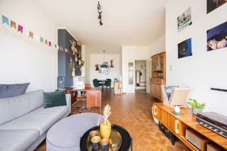 <p><strong>LICHTRIJK EN SMAAKVOL APPARTEMENT MET TERRAS IN CENTRUM MORTSEL</strong><br />Op een zeer centrale ligging in Mortsel bevindt zich dit smaakvol ingerichte en gemoderniseerde appartement op de derde verdieping van een kleinschalige residentie. Dankzij de hogere ligging geniet je niet alleen van veel natuurlijk licht, maar kijk je achteraan bovendien uit op het groen van Klein-Zwitserland.</p><p>Het appartement werd met oog voor sfeer en comfort ingericht en beschikt over een aangename leefruimte met veel lichtinval. De ruime slaapkamers bieden voldoende plaats en flexibiliteit, ideaal voor wie graag wat extra ruimte heeft.</p><p>Achteraan bevindt zich een gezellig terras waar je in alle rust van de buitenlucht en het groene uitzicht kunt genieten. De badkamer werd recent vernieuwd en is uitgerust met een moderne douche.<br />Het appartement wordt verwarmd via centrale verwarming op aardgas.</p><p><strong>Renovatieplicht:</strong> het appartement heeft momenteel een EPC-label F. Door het dak te isoleren kan meteen aan de renovatieverplichting worden voldaan, waardoor een belangrijke eerste stap naar een energiezuiniger appartement relatief eenvoudig te realiseren is. Deze kost wordt gedeeld onder alle mede-eigenaars.<br /><strong>Ligging:</strong> een absolute troef. De Antwerpsestraat bevindt zich in het centrum van Mortsel, met winkels, horeca, openbaar vervoer, scholen en dagelijkse voorzieningen op wandelafstand. Ondanks deze centrale ligging bevindt het appartement zich op de derde verdieping, waardoor je achteraan geniet van een verrassend groen en vrij uitzicht.</p><p>Een charmant en lichtrijk appartement met een centrale ligging én een groen uitzicht. Ideaal voor wie centraal wil wonen, maar toch graag wat rust en ruimte ervaart.</p>