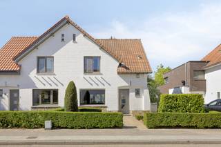 Deze te renoveren halfopen bebouwing is gelegen in Kessel-Lo en biedt veel uitbreidingsmogelijkheden. U kan tot 15m op het gelijkvloers en 12m tot op de verdiepingen uitbouwen. De woning combineert een rustige woonomgeving met een vlotte bereikbaarheid.<br /> <br />Bij aankomst betreedt u de woning via de inkomhal met apart gastentoilet. Links van de inkomhal bevindt zich de lichtrijke woonkamer die in verbinding staat met de eetkamer en keuken.<br /><br />Via de trap bereiken we de eerste verdieping naar 3 ruime slaapkamers van 13m², 13m² en 7m² en een badkamer met bad, enkel lavabo en aansluiting voor een wasmachine en droogkast.<br /><br />Verder is er een zolder. Deze kan eventueel omgebouwd worden tot extra slaapkamer en/of badkamer. De zolder heeft een oppervlakte van maar liefst 37m²!<br /><br />Achteraan de woning bevindt zich nog de aangename zuid-west gerichte tuin, terras en tuinhuis.<br /> <br />Verder beschikt deze woning nog over plaats om een wagen te parkeren, een kelder en een voortuin.<br /><br />Verwarming is op aardgas. EPC F, renovatieverplichting. De elektriciteit is niet conform.<br /> <br />Neem vandaag nog contact met ons op voor een bezichtiging en ontdek uw nieuwe thuis!