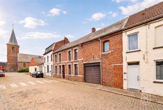 <p>Idéalement situé sur la place du village de Ghoy, cet immeuble mixte (Bureaux+ atelier) offrant de généreux volumes exploitables et un beau potentiel d’aménagement se compose comme ceci ; <br /><br />Au rez-de-chaussée : Un hall d’entrée, deux bureaux, deux annexes, une véranda, un garage, une toilette, un garage ainsi qu’un grand atelier de plus de 200m2 et une cour . <br /><br />Au 1er étage : Deux bureaux, une cuisine, un WC complémentaire, une pièce annexe<br /><br />Au 2ème étage : Un grenier aménageable.<br /><br />Le bâtiment offre un potentiel d’aménagement incroyable et permet d’envisager différents projets : logement avec atelier et bureaux, création de plusieurs appartements, espace de stockage ou tout autre projet selon vos besoins (sous réserve des autorisations nécessaires).<br />IDEAL pour un indépendant ou un investisseur !<br />Ne tardez pas à découvrir cette opportunité en nous contactant via aurelie@immobeguin.be</p>