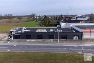 TROEVEN:- Goede visibiliteit / Goede bereikbaarheid- 15 parkeerplaatsen- Gerenoveerd in 2020- Gepolierde betonvloer bedekt met vinyl- Sanitaire...