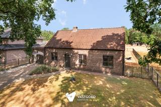 <p><span>Gerenoveerde vrijstaande woning met 3 slaapkamers uiterst rustig gelegen op een perceel van 8,86 te Heppen.</span></p><p><span> </span></p><p><span>Belangrijkste troeven: </span></p><p><span>- Uiterst rustige locatie te midden van het groen</span></p><p><span>- Kwalitatief afgewerkt en uitstekend onderhouden</span></p><p><span>- 3 slaapkamers</span></p><p><span>- Conforme elektriciteit </span></p><p><span>- Volledig gerenoveerd in 2019: nieuwe keuken, badkamer, zolderverdieping,...</span></p><p><span>- CV op gas </span></p><p><span>- Gezellige veranda</span></p><p><span>- Uitgestrekte tuin met prachtig zicht op de achterliggende velden</span></p><p><span> </span></p><p><span>Bekijk zeker ook de foto's en de grondplannen met de afmetingen. Zo krijgt u van thuis uit al een perfect beeld van wat deze woning te bieden heeft!</span></p><p><span> </span></p><p><span>Wenst u meer info of een vrijblijvende bezichtiging, contacteer dan ons kantoor op het nummer 011 85 15 15 en wij helpen u graag verder. </span></p>
