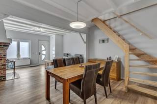 <p>In een rustige straat te Roosdaal, op wandelafstand van winkels, scholen en openbaar vervoer, vindt u deze volledig gerenoveerde woning met een gunstig EPC-label (B) en conforme electriciteit.</p><p>Het gelijkvloers biedt een lichtrijke leefruimte met aansluitend de volledig uitgeruste keuken met zicht op het gezellige terras van 17 m² , zuidwestelijke oriëntatie. Op de eerste verdieping vinden we 2 slaapkamers (15,5m² en 10m²) en een moderne badkamer met ruime inloopdouche, lavabo en toilet. Verdieping 2 omvat nog een 3de slaapkamer (12m²) met ingemaakte kast en een extra gastentoilet met lavabo. Ruime opbergzolder. De woning werd volledig aangepakt en alles werd kwalitatief afgewerkt. Enkele kenmerken: Hoogrendementsbeglazing PVC - Hoogrendementsketel op aardgas - Dak en gevel vernieuwd - Asbestveilig -</p><p>De ligging is ideaal: Vlotte verbinding tussen Aalst, Ninove en Brussel. Een bezoekje waard! Stedenbouwkundige inlichtingen en maatregelenregister in aanvraag.</p>