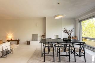 <strong>Stijlvol gerenoveerd appartement met 2 slaapkamers en zuidgericht terras in de gegeerde Elsdonkwijk</strong><br /><br /><strong>Troeven van het appartement:</strong><br />- Hoogwaardig en smaakvol gerenoveerd in 2026 <br />- Bewoonbare oppervlakte ca. 94 m² met een aangenaam zuidgericht terras van ca. 3 m² <br />- Riante lichtinval dankzij grote schuiframen met zicht op het groene straatbeeld en de karaktervolle boom vooraan <br />- Twee volwaardige slaapkamers (ca. 15 m² en 10 m²) <br />- Ruime en sfeervolle leefruimte (ca. 35 m²) met elegante sierhaard en geïntegreerde zitbank <br />- Open keuken afgewerkt met een verfijnd travertin werkblad en hoogwaardige inbouwtoestellen <br />- Praktische, aparte berging <br />- Stijlvolle badkamer met inloopdouche en travertin wastafel <br />- Gelegen op de tweede verdieping<br />- Lage gemeenschappelijke kosten (€95/maand)<br /><br /><strong>Ligging:</strong><br />- Uitstekende bereikbaarheid richting Antwerpen, Brussel en Mechelen (E19) <br />- Gelegen in de uiterst gegeerde Elsdonkwijk: een rustige, residentiële omgeving met een centrale ligging <br />- Nabij scholen, winkels, openbaar vervoer en groene wandelparken <br /><br /><strong>Indeling (ca. 94 m²):</strong><br />- Inkomhal met ingemaakte vestiairekast en gastentoilet <br />- Ruime, lichtrijke leefruimte (ca. 35 m²), afgewerkt met grote natuurstenen tegels (120x120) en een sfeervolle sierhaard die warmte en karakter brengt <br />- Open keuken (ca. 8 m²) in verfijnde Japandi-stijl, voorzien van een travertin natuurstenen werkblad en uitgerust met kwalitatieve toestellen (combi-oven/airfryer, koelkast met diepvries, vaatwasser en inductiekookplaat met geïntegreerde dampkap) <br />- Twee ruime slaapkamers (ca. 15 m² en 10 m²) op smaakvolle visgraat parket, waarvan één directe toegang biedt tot het gezellige, zuidgericht terras <br />- Badkamer met royale inloopdouche, harmonieus afgewerkt met dezelfde tegel als in de leefruimte voor een stijlvol en uniform geheel <br />- Aparte berging