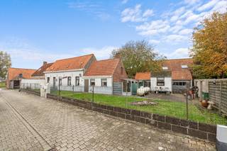 Deze te renoveren woning bevindt zich in Avekapelle, een deelgemeente van Veurne, in een rustig zijstraatje. Indeling: Bij het betreden van de woning...
