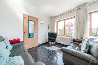 <p>We Invest Waterloo vous propose cette maison idéalement située à Braine-l’Alleud, construite en 1960 et rénovée en 2020.<br /><br />Développant 186 m² dont 137 m² habitables, elle offre de beaux volumes, trois chambres, un grenier aménageable et une grande terrasse.<br /><br />Le rez-de-chaussée se compose d’un séjour en L de 29 m² avec cuisine attenante, ainsi que d’un WC. À l’étage, vous découvrirez trois chambres de 15, 13 et 8 m² ainsi qu’une salle de douche refaite en 2013. Le dernier niveau est occupé par un grenier aménageable de 41 m², à adapter selon vos besoins. Au sous-sol, la maison dispose d’un garage de 30 m², d’une grande buanderie de 12 m² et d’une cave.<br /><br />Côté extérieur, la maison ne dispose pas de jardin mais d’une grande terrasse de 26 m² orientée nord-ouest, véritable prolongement de l’espace de vie.<br /><br />D’un point de vue technique, le bien bénéficie d’un PEB D, de châssis en double vitrage bois et de volets installés en 2020, année de la rénovation de la toiture ainsi qu’une électricité aux normes. La chaudière au gaz date de 2014 . Le revenu cadastral s’élève à 1.244 €.<br /><br />Informations et visites au 02/319.46.46 ou via <span>demandes.bw.centre@weinvest.be</span>.</p>