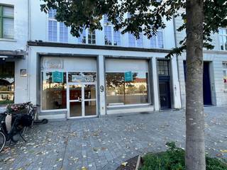 Op zoek naar een handelsruimte op toplocatie in centrum Brugge? Dit handelsgelijkvloers van 200 m² biedt alles wat je nodig hebt: ruim...