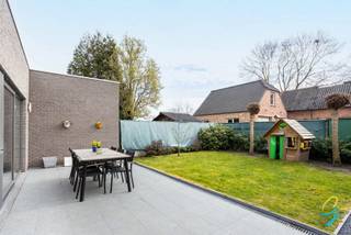 Te koop te Heikant (Zele).Deze charmante en instapklare woning is gelegen in een rustige doodlopende straat te Zele (Heikant) en biedt een ideale...